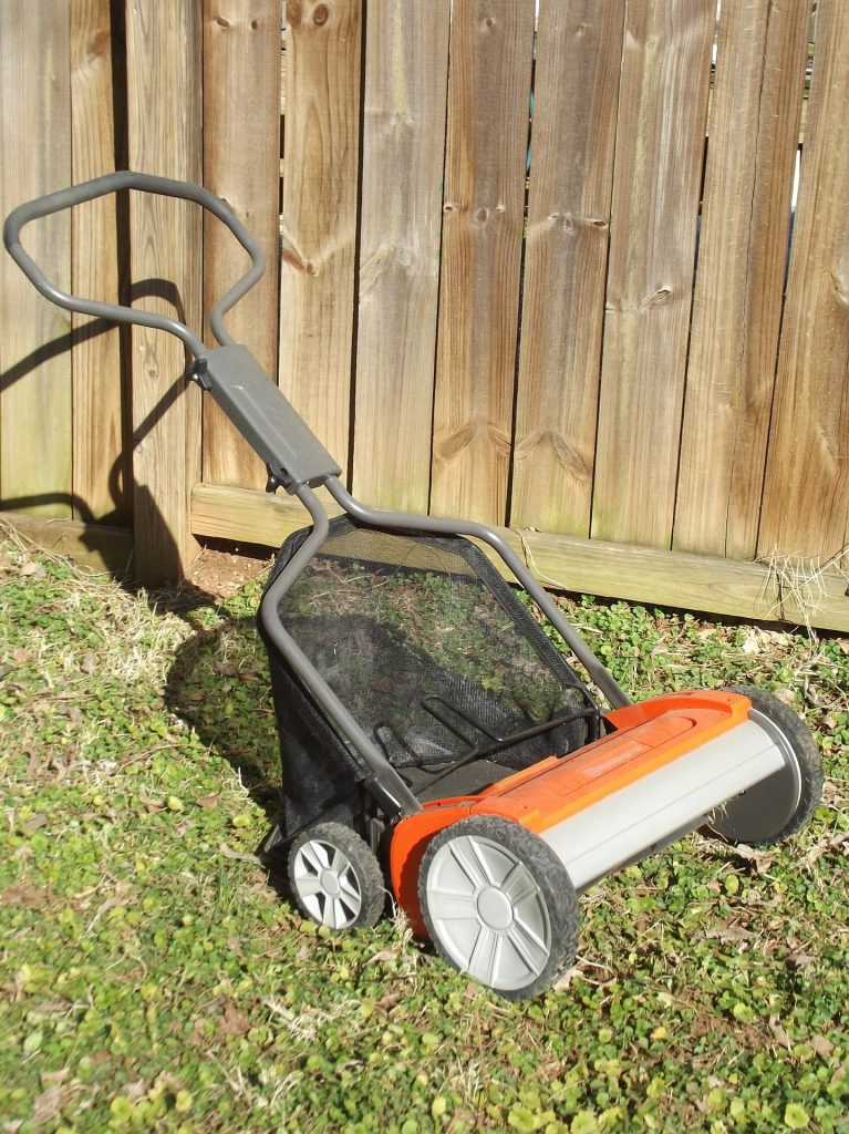 Hand push mower with a grass box.