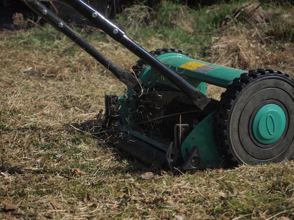 Manual mower with a rear roller.